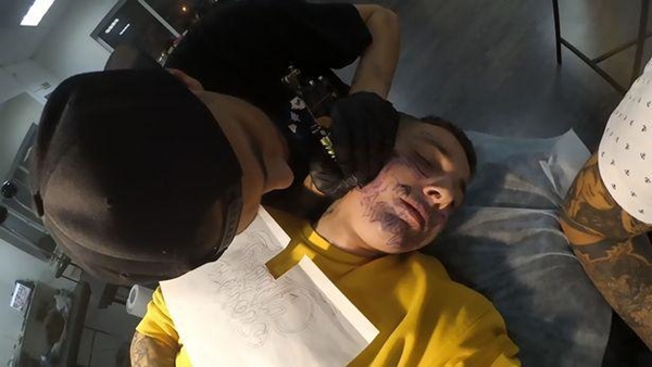 한 남성이'타투'로 자신의 얼굴을 난장판으로 만든 이유