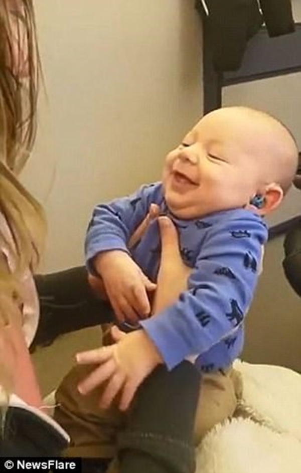 보청기 끼고 처음으로 엄마 목소리 들은 아기의 반응 (동영상)