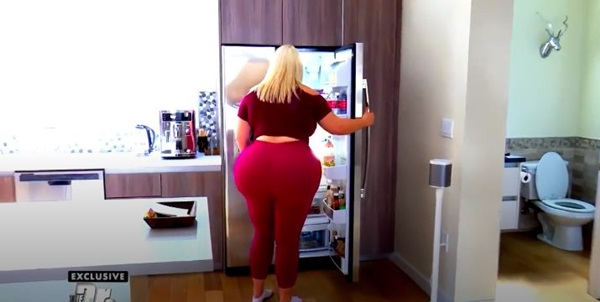 세상에서 가장 큰 엉덩이를 갖기 위해 집착하는 여성