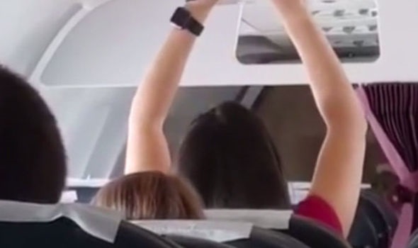 사람 꽉 찬 비행기에서 축축한 팬티 말리는 여성 (동영상)