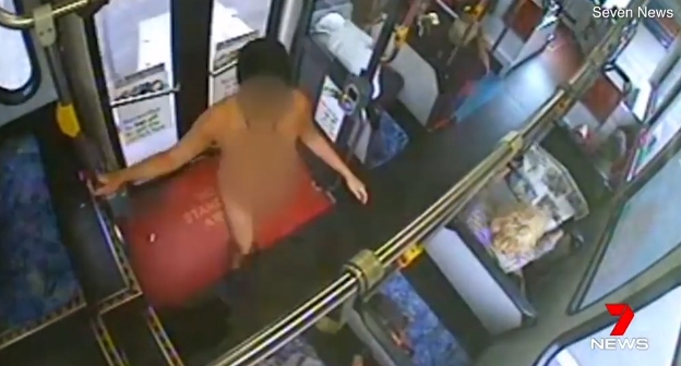 여자가 사람 많은 버스에서 갑자기 옷 다 벗고 한 행동